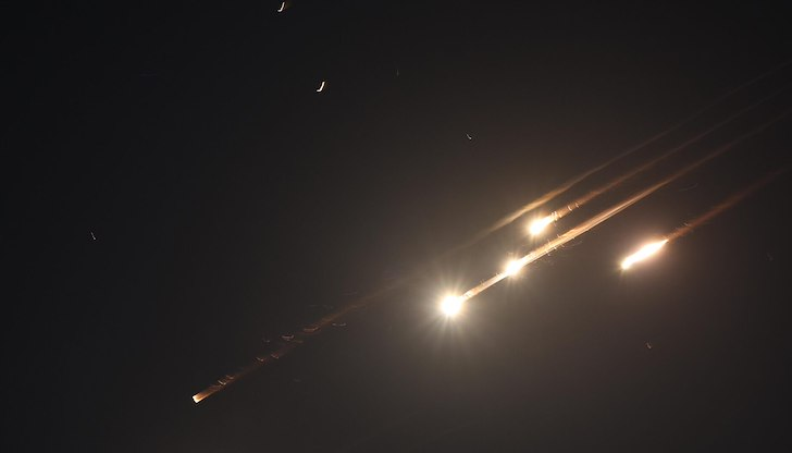 Сирени за въздушна тревога и експлозии се чуват в Тел