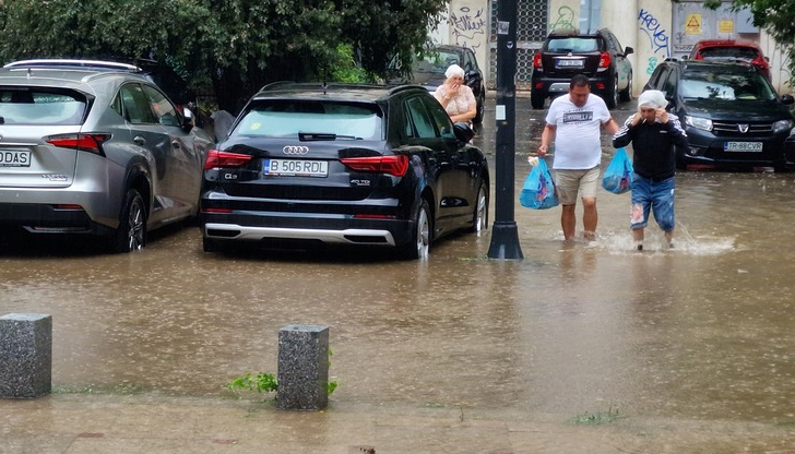 Наводнени улици и паднали дървета в румънската столица след силна