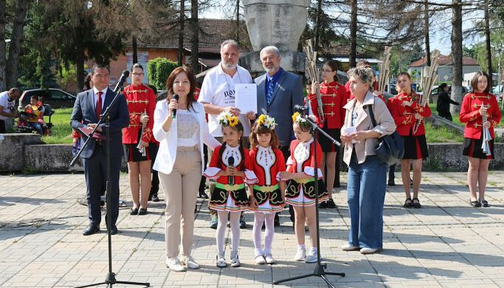 Над 400 ученици бяха посрещнати с хляб и сол във