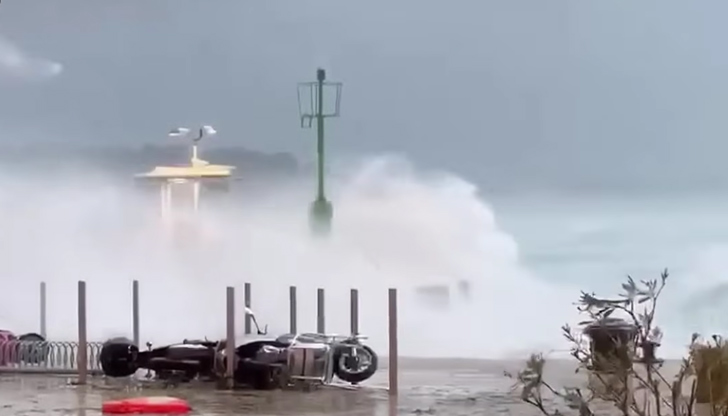 Спасиха 43 души от потъващ катамаранМощна буря се разрази снощи