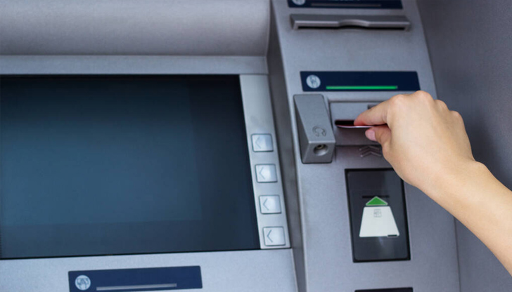 Клиенти на банката имат проблеми с картови плащания и тегления