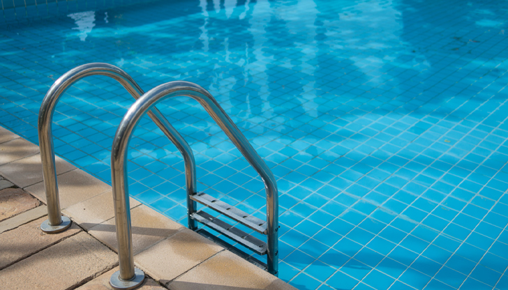 Семейна почивка на басейн струва колкото ден на плажа, докато