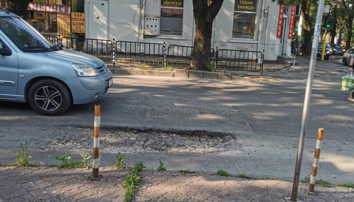 Шофьорите заобикалят дупките, а Общината и ВиК се правят на