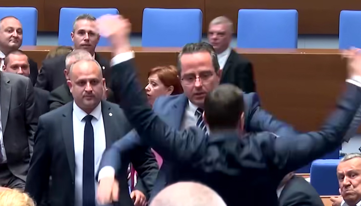 Депутатът от Възраждане изблъска народния представител от ПП-ДБ след одобрението