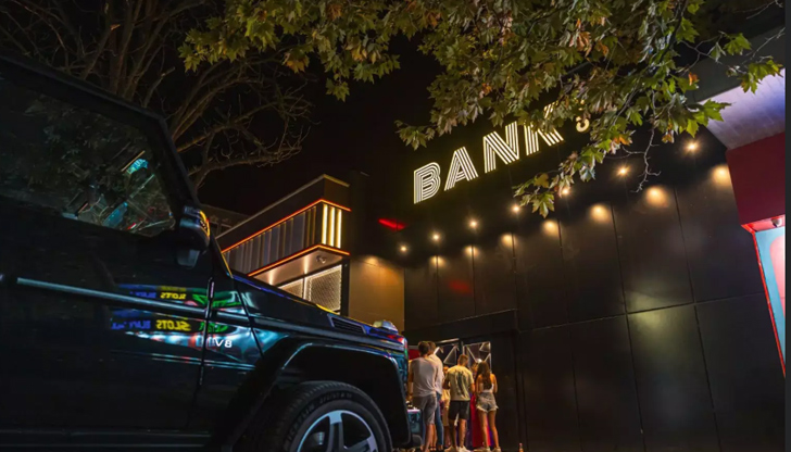 Полицията разследва инцидент пред нощно заведение на улица П. Д.