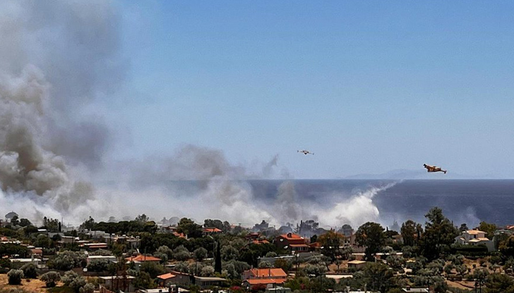 Осем самолета и пет хеликоптера се борят с огъня в