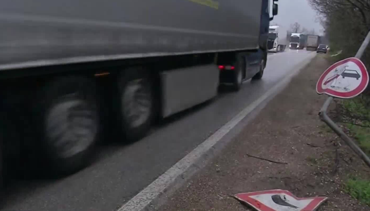 74-годишен водач и румънски тир се удариха в местността Хумата,