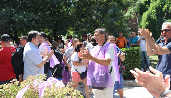 Работещите ще получат 300 лева увеличение със задна дата от