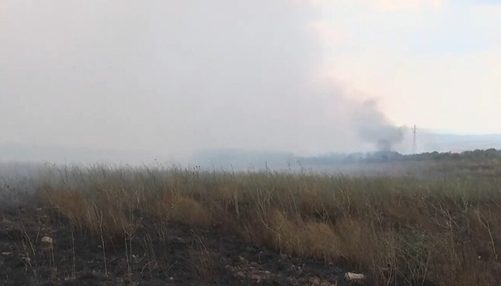Девет екипа на пожарната се борят с огъня между селата