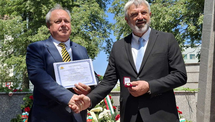 Най-дългогодишният директор на СУ Христо Ботев беше отличен за принос