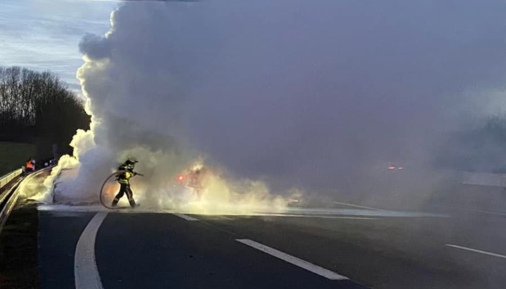 Превозното средство е с ремарке с румънска регистрацияТоварен автомобил с