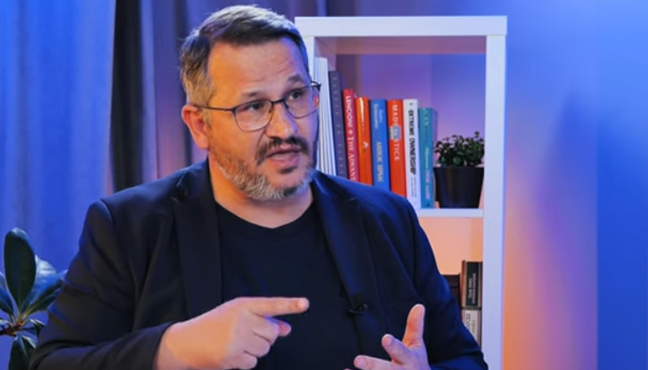 Лидерът на Единение остро критикува управляващите и конвергентния доклад за