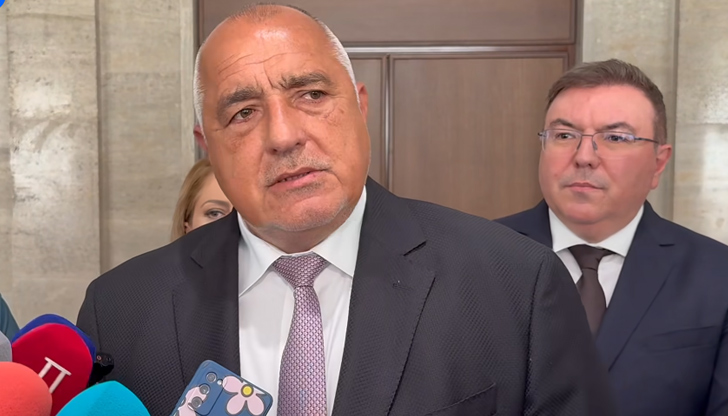 Лидерът на ГЕРБ: Екзотичните пътувания на Румен Радев не носят