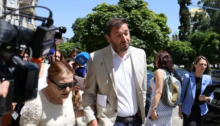 Разговор между Барбутов и Тодоров описва как се разпределят поръчки