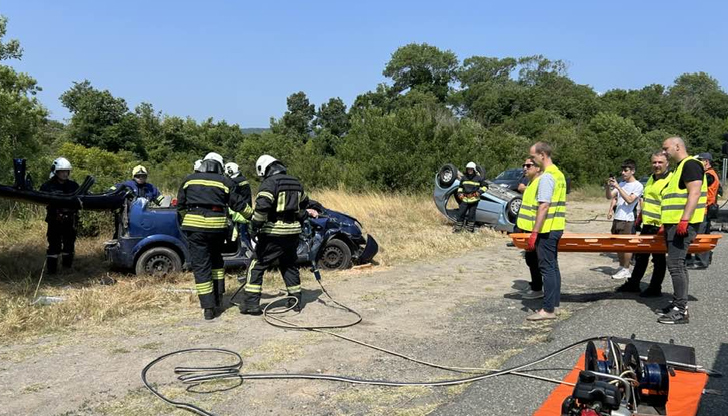 Учението имитираше тежък челен удар между два автомобилаПожарникари от три