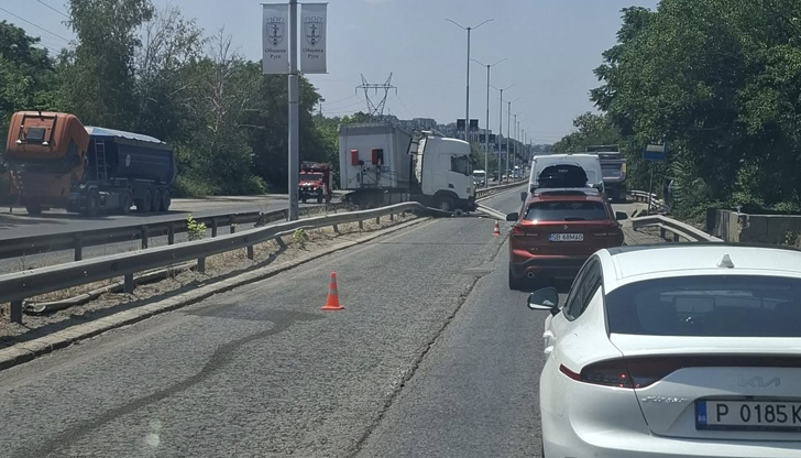 Инцидентът е станал преди минутиКатастрофа стана преди минути на булевард