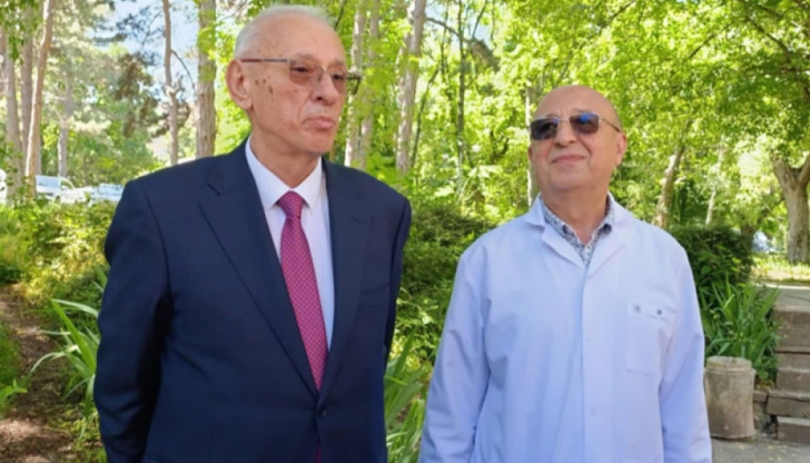 Здравният министър се похвали с хеликоптерна площадка, докато болниците в