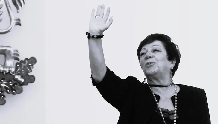 Апостолова е автор на 10 стихосбирки, 4 романа и 12