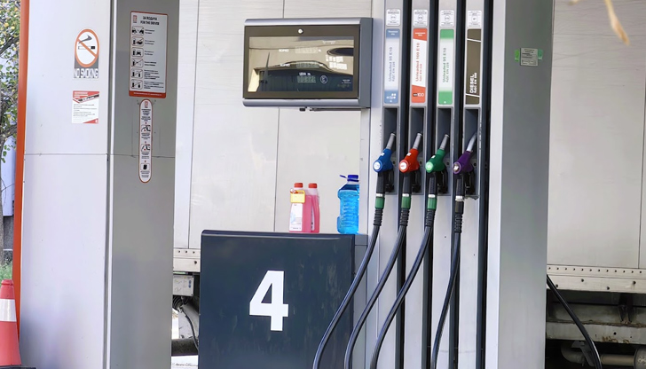 Колонките за гориво ще показват само една валутаОт 8 август