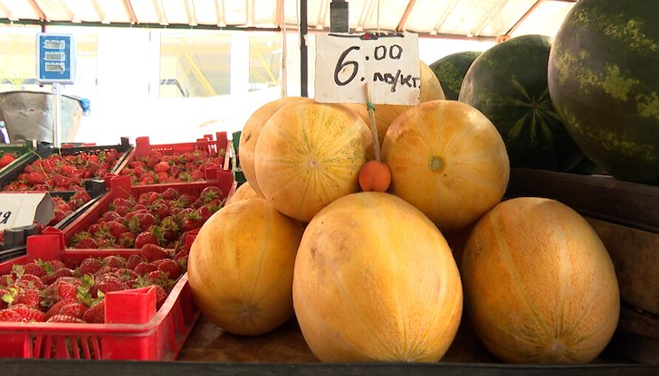 Институциите установиха повишения до 83% на основни храни, но експертите