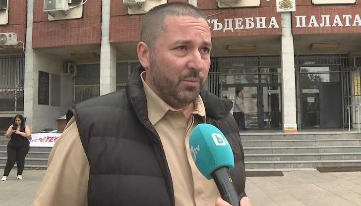 Близки и симпатизанти се събират на протест пред съда в