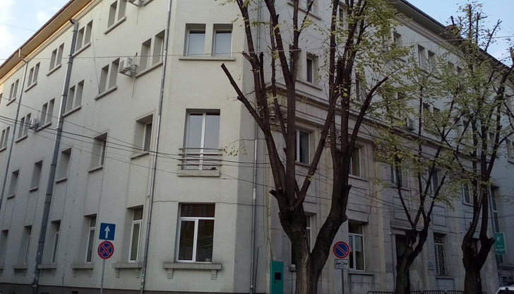 Кандидатите трябва да имат висше образование и минимум 5 години