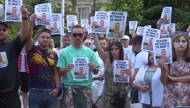 Близки и граждани се събраха пред Съдебната палата в морския