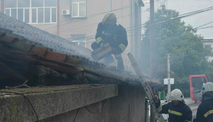 Жена на 77 години и мъж на 52 години са