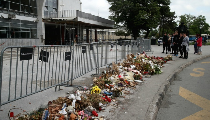 Забранен е достъпът до сградатаЖелезопътната гара в Нови Сад, където