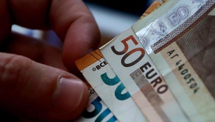 Българите зад граница изпращат все повече средства към близките си