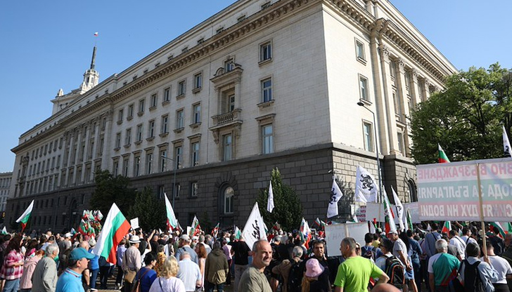 Протестиращи блокираха входовете на Народното събраниеСтотици протестиращи образуваха жива верига