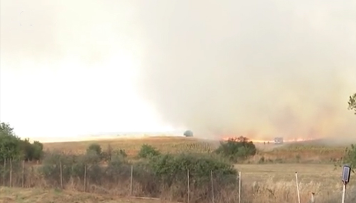 Нямат пожарна служба в близост, екипите пътуват час от ЯмболВ