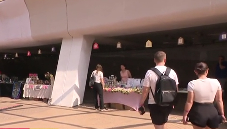 На Ларгото се провеждат дискусии, срещи с организации и образователни