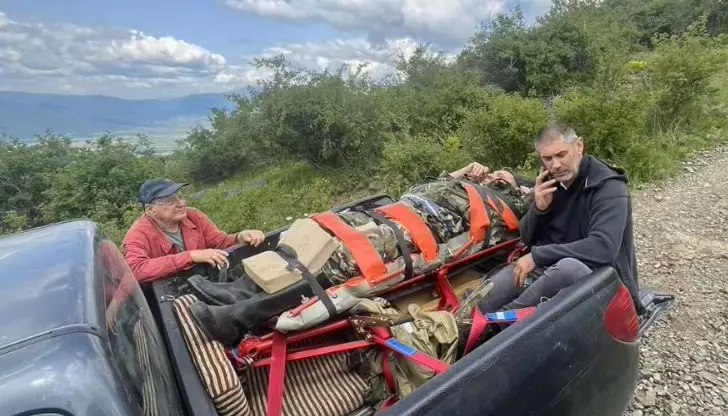 Планинските спасители транспортираха пострадалия през скалист участък до болница55-годишен турист