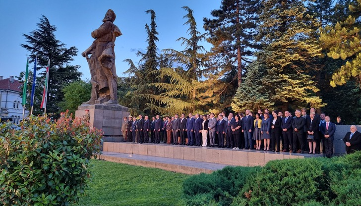 Утре в 12:00 часа сирени в цялата страна ще почетат