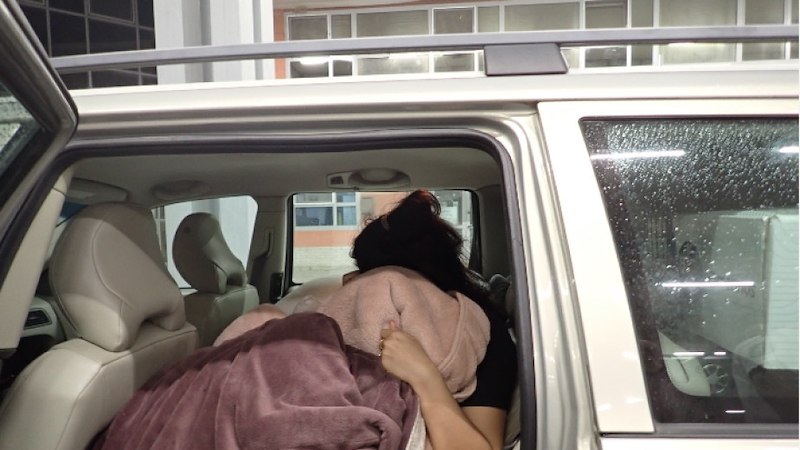 Жените са били укрити под багаж в кола, управлявана от