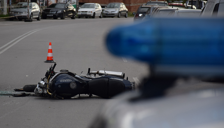 Водачът на мотоциклета нямал книжка, а машината е с прекратена