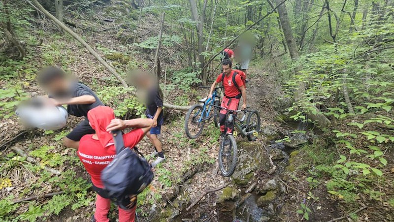Момчетата карали велосипеди под местността Карандила, попаднали в дере без
