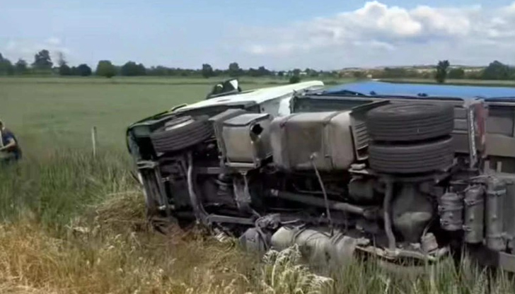 Единият ТИР се е преобърнал в канавкатаДва товарни автомобила катастрофираха