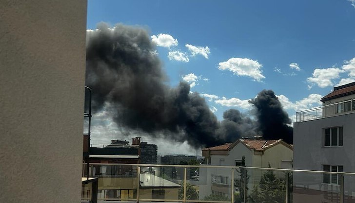 Огънят тръгна от строителна борса и се прехвърли върху сградата