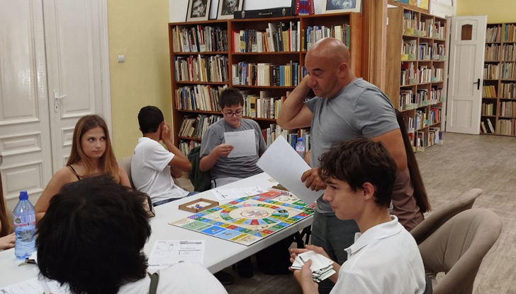 Финансистът продължава успешната инициатива за финансова грамотност с русенските ученициСлед