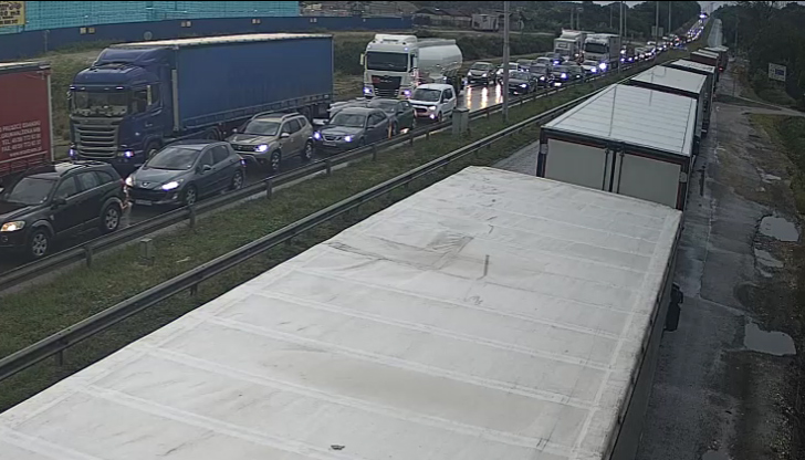 Километрични опашки на Дунав мост – румънците се връщат от