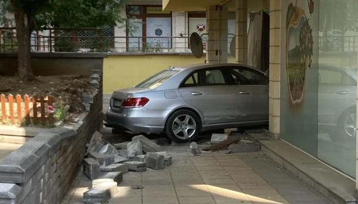 Жената опитала да паркира, но дала повече газ и се