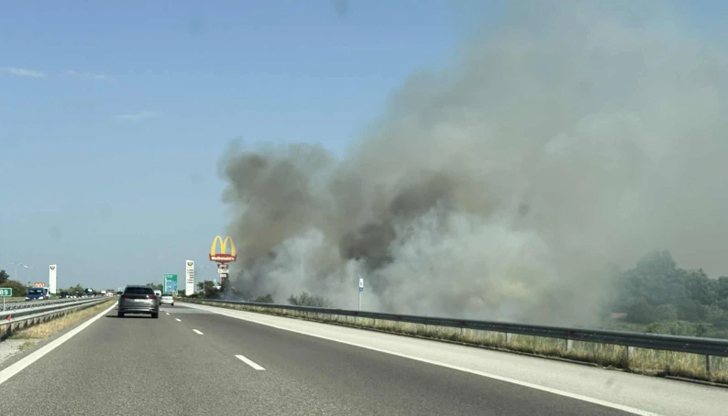 Гъст черен дим се вижда от километриГолям пожар се разрази