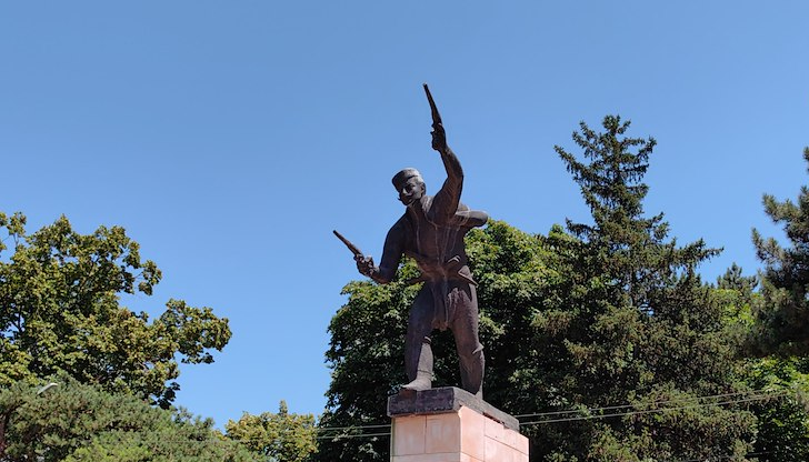 Основите на паметника са частично компрометирани след повече от 50