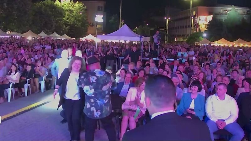 Днес там ще представят дългата близо километър баница, направена с