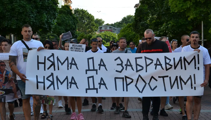 Шествието премина по централните улици с тениски и плакати в