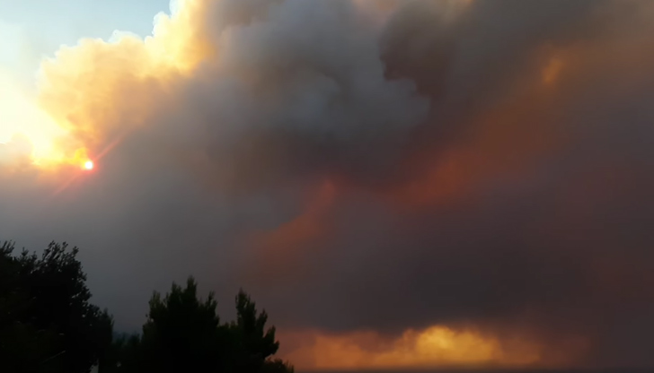 Евакуирани са 200 жители и всички туристи от популярните крайбрежни