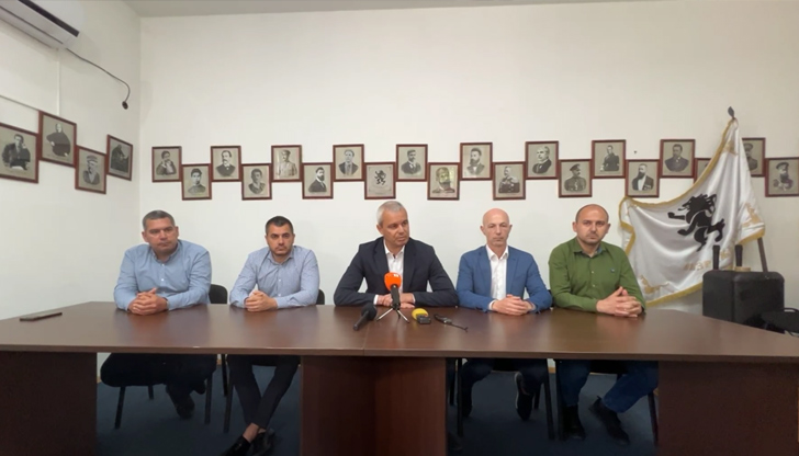 Лидерът на Възраждане настоява за отлагане на доклада за присъединяването