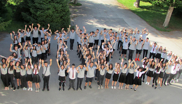 Пет абитуриентки получиха награда Гео Милев в РусеВ аулата на